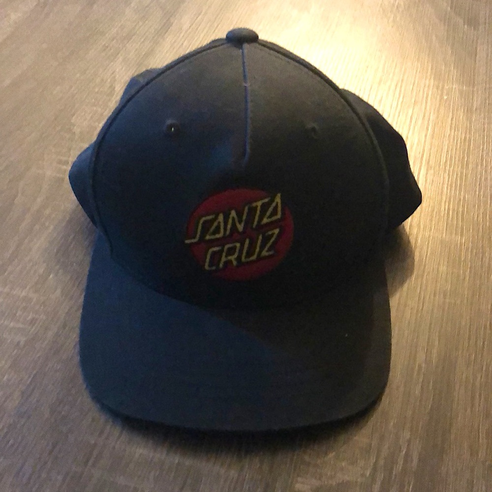 Santa cruz skateboards snapback hat Never worn, Small sized 7”